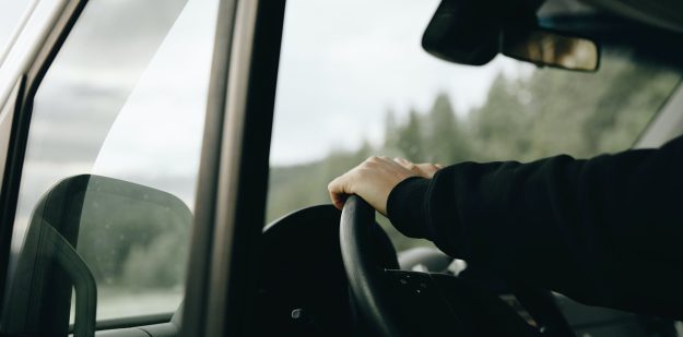 direksiyon-sinavinda-heyecan-yenme direksiyon tutan adam